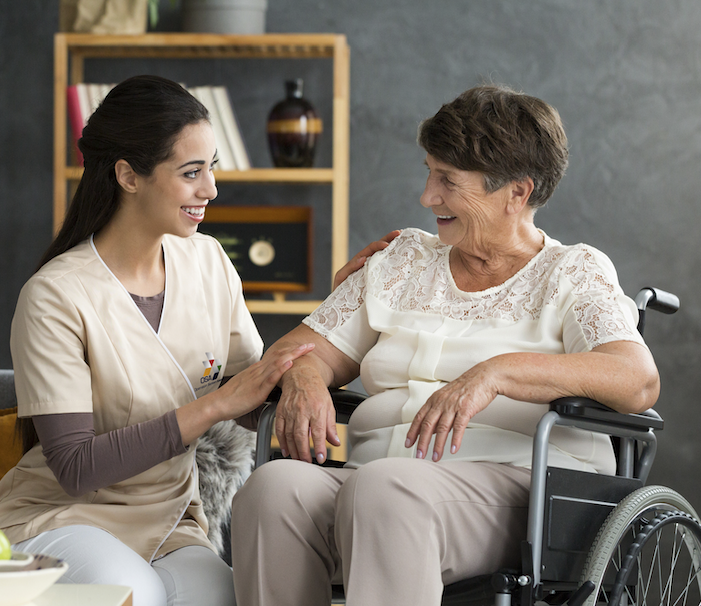 assistente domiciliare con l'assistito nella propria casa